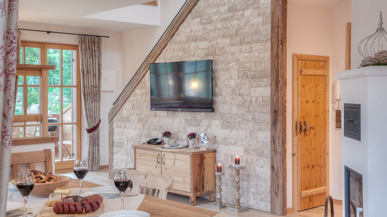 Essgruppe und Wohnraum mit TV Essgruppe und Wohnraum mit TV